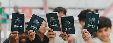 Imagem de crianças segurando um documento