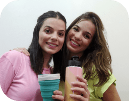 Duas mulheres segurando copos