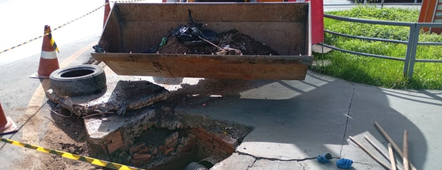 Águas Cuiabá retira 120 toneladas de resíduos das bocas de lobo na região da Prainha
