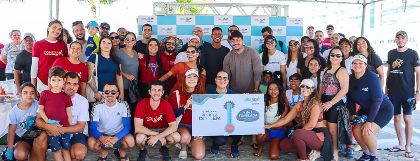 Iguá Sergipe abre Semana do Meio Ambiente com mutirão de limpeza em praia da Orla da Atalaia