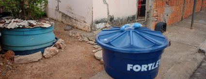 Famílias de Cuiabá ganham doação de caixas d’água